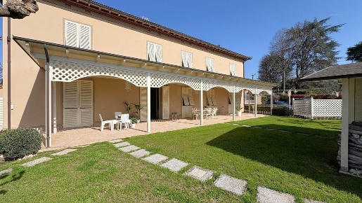Foto Villa unifamiliare a Lucca Mutigliano - Torre di 300 m² con 6 locali