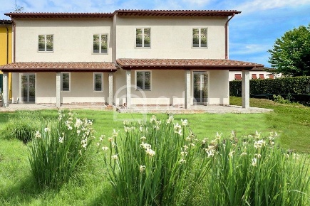 Foto Villa a schiera a Capannori Segromigno - San Colombano di 106 m²