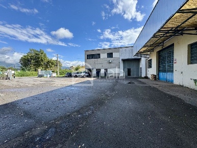 Foto Capannone industriale a Porcari Centro di 1301 m² con 3 locali