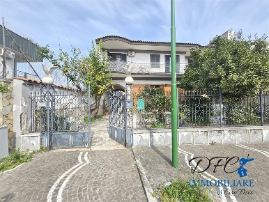 Foto Villa unifamiliare a Caivano Centro di 302 m² con 8 locali in vendita