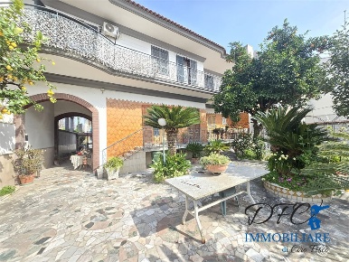 Foto Villa unifamiliare a Caivano Centro di 302 m² con 8 locali in vendita