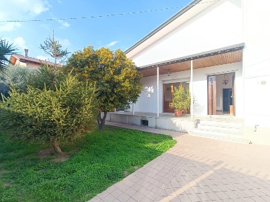Foto Casa indipendente a Massa Marina di Massa Centro di 164 m² in vendita