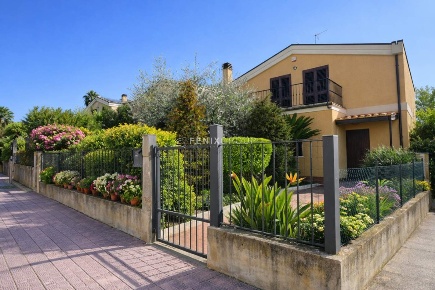 Foto Villa a schiera in San Paolo 51, Grottammare Centro di 270 m²