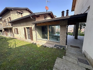 Foto Villa bifamiliare in via santa maria, Olginate di 284 m² con 4 locali