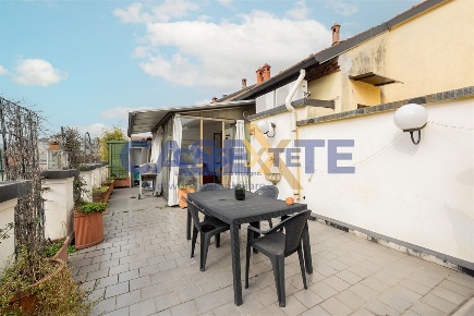 Foto Attico in Via Maderno, Milano Ascanio Sforza di 80 m² con 2 locali