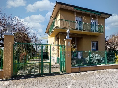 Foto Villa unifamiliare in Via Benaco, Monza San Giuseppe di 260 m²
