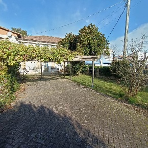 Foto Appartamento a Boara Pisani Centro di 215 m² con 10 locali in vendita