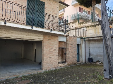 Foto Appartamento a Ostra Vetere Centro Storico di 95 m² con 3 locali