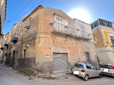 Foto Casa indipendente in Via Costa 22, Adrano di 240 m² con 10 locali