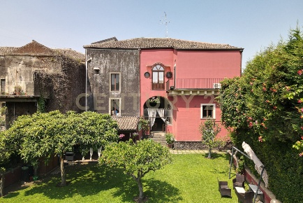 Foto Villa unifamiliare in Via Scalilla 42, Catania Centro di 250 m²