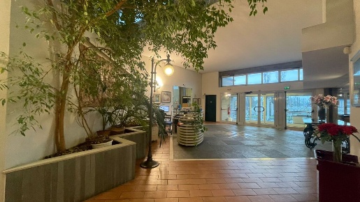 Foto Locale commerciale in Via della Fiera, Rimini di 1144 m² con 24 locali