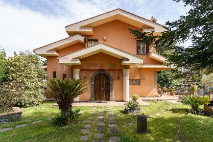 Foto Villa unifamiliare in via Giacomo Leopardi 18, Nicolosi di 372 m²