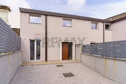 Foto Villa a schiera in VIA SALVATORE TOMASELLI 1, Nicolosi di 140 m²