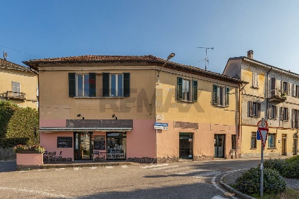 Foto Locale commerciale in VIA BATTISTI 1, Laveno-Mombello Laveno di 150 m²