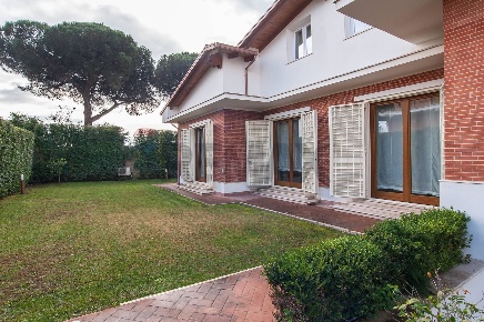 Foto Villa unifamiliare in Via Aristonida 4, Roma Casal Palocco di 350 m²