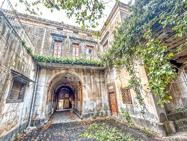 Foto Villa unifamiliare in Via Etnea 180, Mascalucia Centro di 1000 m²