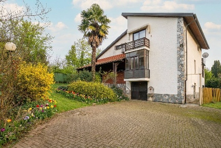 Foto Case semi ndipendenti in strada sabena 48, Pecetto Torinese di 339 m²