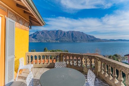 Foto Villa unifamiliare in Via santanna, Ghiffa di 370 m² con 5 locali