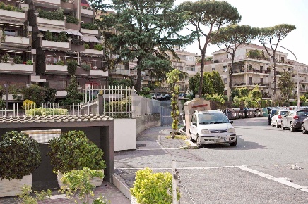 Foto Locale commerciale in via Pietro Capparoni 14, Roma di 1450 m²