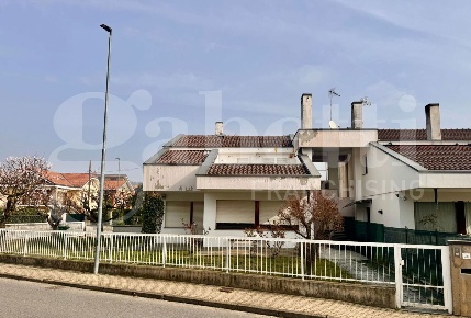 Foto Villa bifamiliare in dei Tigli, Bruino di 230 m² con 7 locali