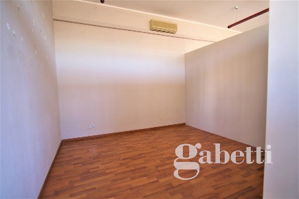 Foto Negozio in Via Mincio 4, Olgiate Olona di 120 m² con 3 locali