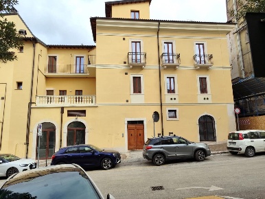 Foto Negozio in Via Sallustio 7/9, L'Aquila Duomo - Fontana Luminosa