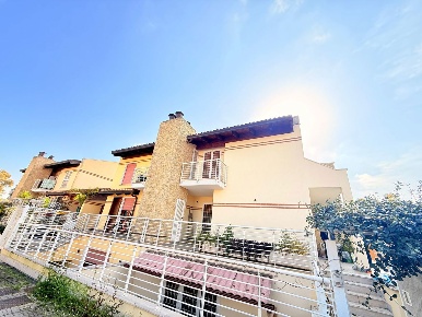 Foto Appartamento in Via BarzanÃ² 59, Roma Dragona di 120 m² con 4 locali