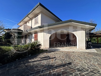 Foto Villa bifamiliare a Piove di Sacco di 265 m² con 8 locali in vendita
