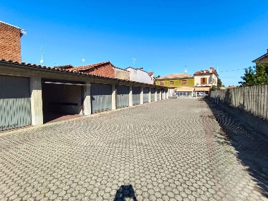 Foto Box in Via Steffenini 92, San Colombano al Lambro Centro di 16 m²