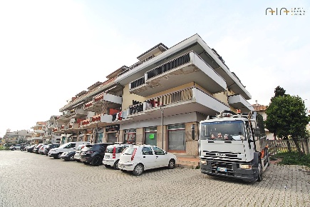 Foto Locale commerciale in Vial Alcide de Gasperi, Monteprandone Centobuchi