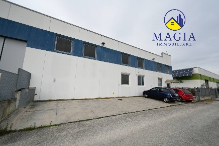 Foto Capannone industriale a Controguerra di 490 m² in vendita