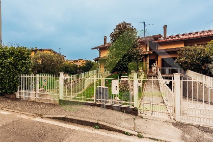 Foto Villa a schiera in VIA  MATTEOTTI 3, Truccazzano Centro di 211 m²