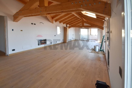 Foto Attico in Via IV Novembre 10, Belgirate di 158 m² con 7 locali
