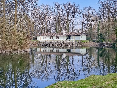 Foto Villa unifamiliare in Bosco Piarda 2, Bernate Ticino di 200 m²