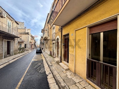 Foto Casa indipendente in Via Salvatore 98, Ragusa Centro di 126 m²