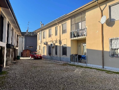 Foto Appartamento in via Manzoni, Livraga Centro di 120 m² con 3 locali