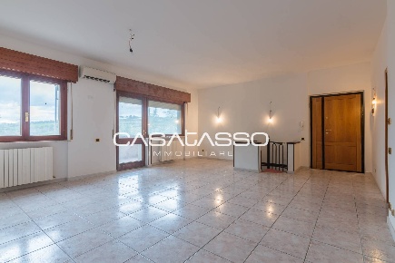 Foto Appartamento in Via Cardarelli, Macerata Centro di 156 m² con 7 locali