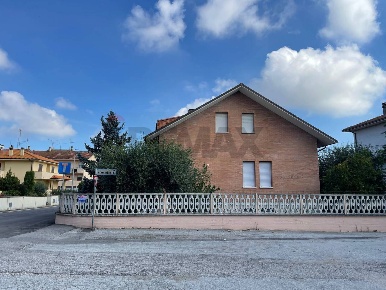Foto Villa unifamiliare in Via Occorsio 2, Mondolfo di 330 m² con 9 locali