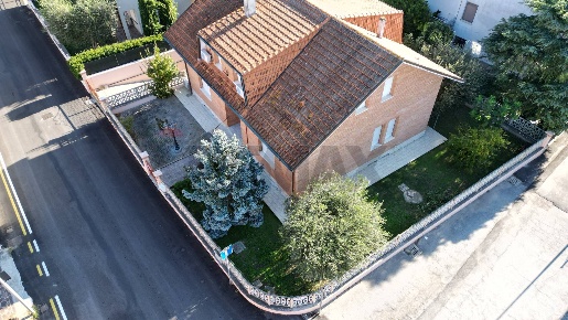 Foto Casa indipendente in Via Occorsio 2, Mondolfo di 330 m² con 9 locali