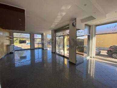 Foto Negozio in VIA GALILEO GALILEI 4, Somma Lombardo Centro di 95 m²