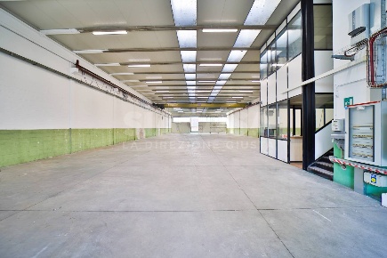Foto Capannone industriale a Ronco Briantino di 1004 m² in affitto