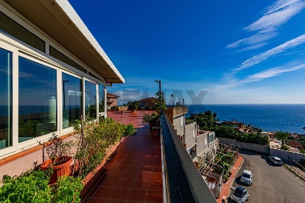 Foto Appartamento in Via Dei Ciclopi 83, Aci Catena Vambolieri I di 300 m²