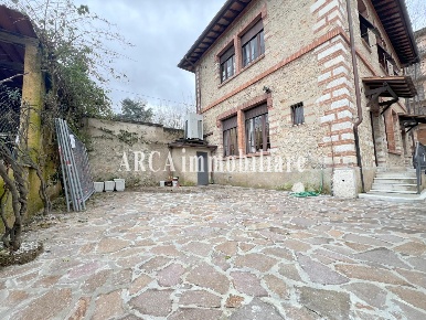 Foto Villa unifamiliare a Pietrasanta di 250 m² con 7 locali in vendita