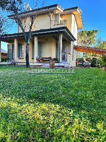 Foto Villa unifamiliare a Massa Ronchi - Poveromo di 120 m² con 5 locali
