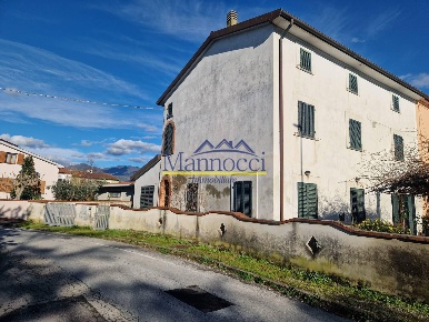 Foto Rustico a Cascina Navacchio Nord - Zambra di 270 m² con 8 locali