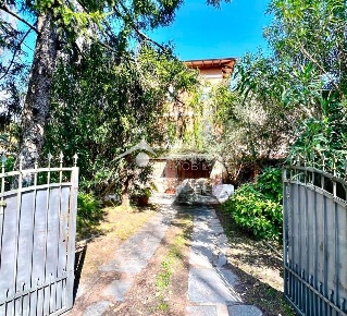 Foto Villa unifamiliare a Pietrasanta di 300 m² con 10 locali in vendita