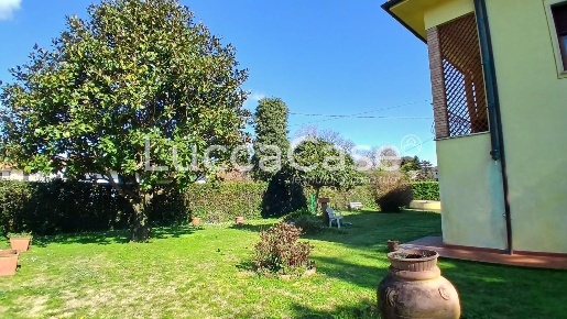 Foto Casa indipendente a Lucca Maggiano - San Macario di 240 m² in vendita