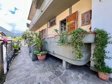 Foto Casa indipendente a Massa Centro di 200 m² con 7 locali in vendita