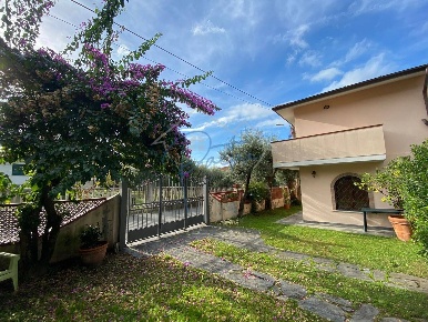 Foto Villa a schiera a Montignoso Debbia, Cervaiolo di 120 m² con 6 locali