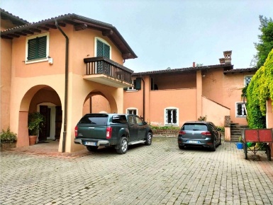 Foto Villa unifamiliare a Stazzano Centro di 141 m² con 6 locali in vendita
